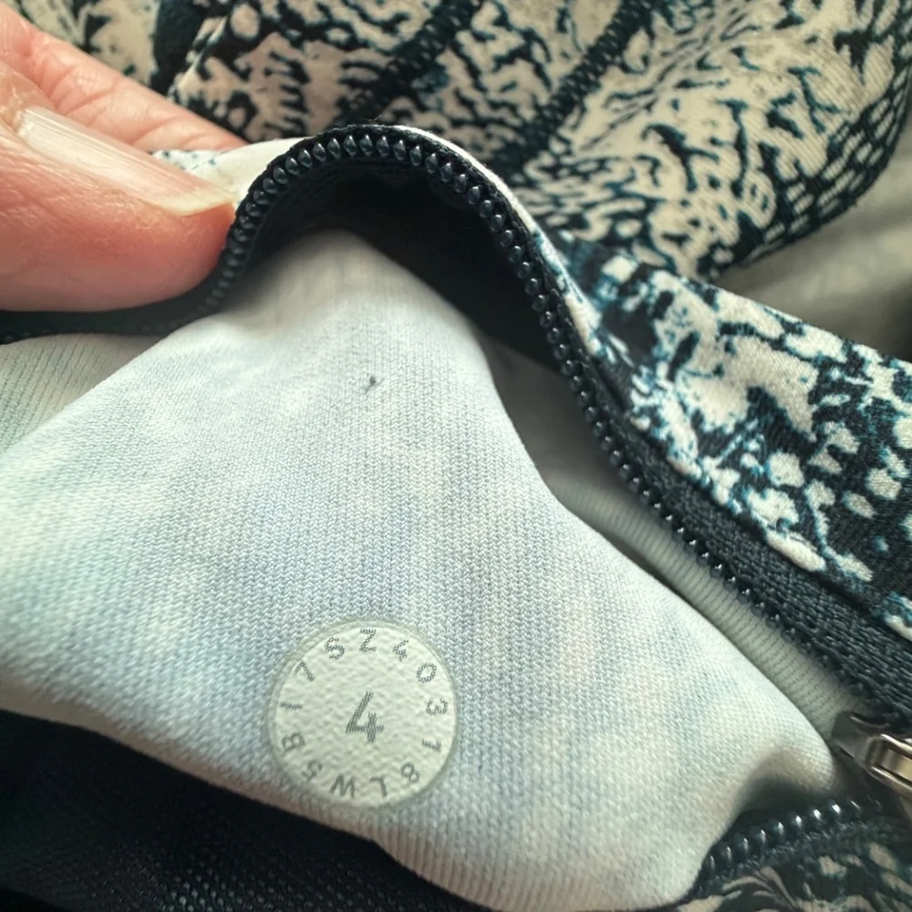 🍋Lululemon Speed Up Tight, Full On Luxtreme, Size 4, Like New